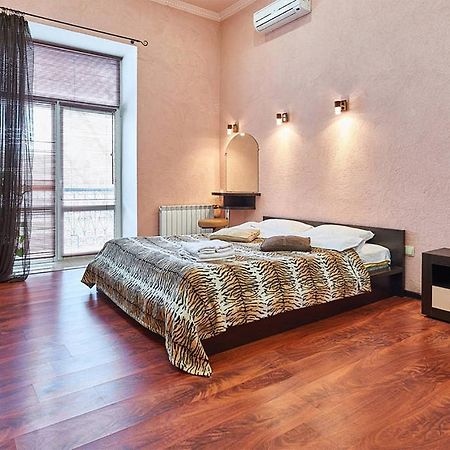 Home Hotel Apartments On Zoloti Vorota Kiev Bagian luar foto