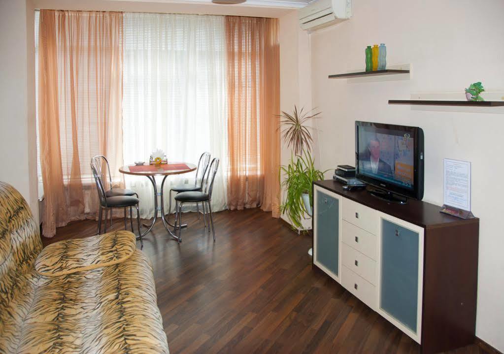 Home Hotel Apartments On Zoloti Vorota Kiev Bagian luar foto